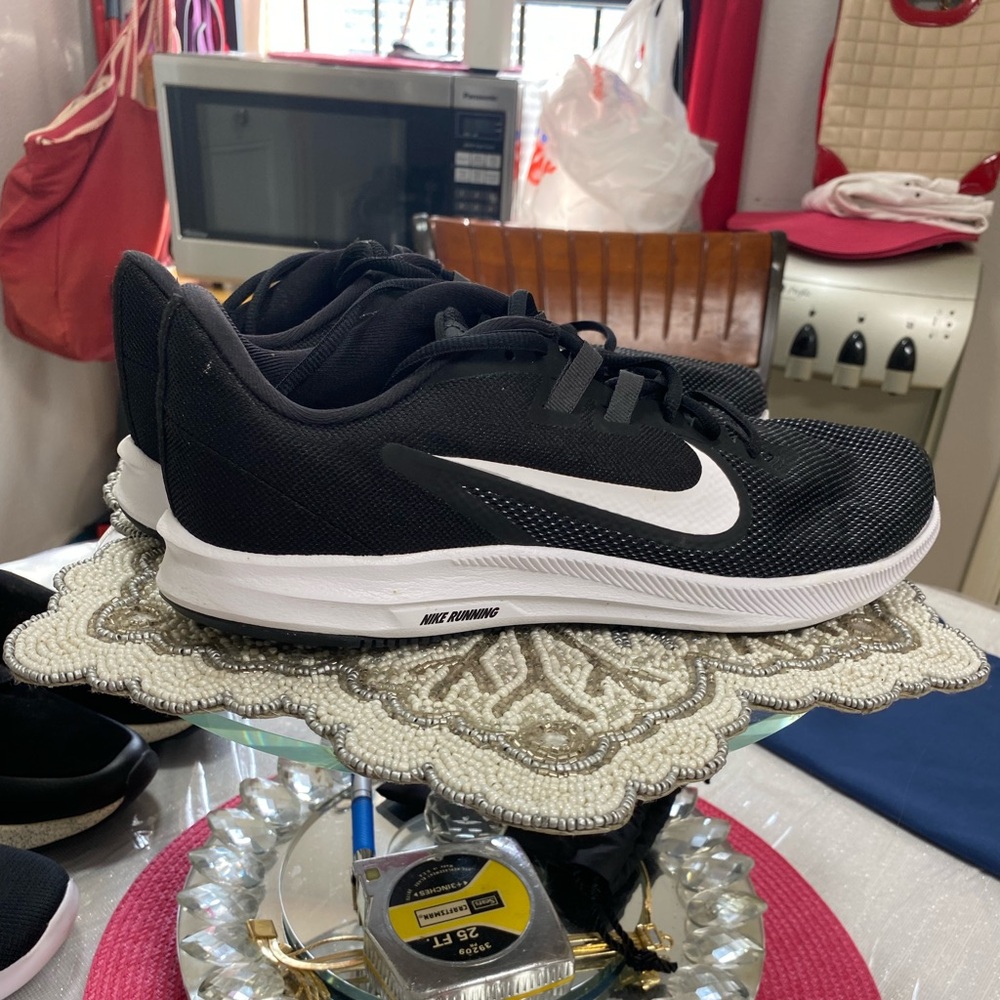 NWOT Men’s Niki Running Shoe 10